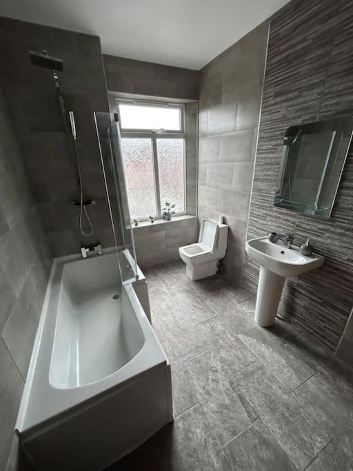 Spacious Homely 3 Bed Property Newcastle-under-Lyme Exterior foto