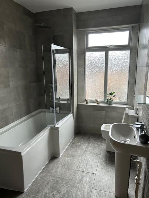 Spacious Homely 3 Bed Property Newcastle-under-Lyme Exterior foto